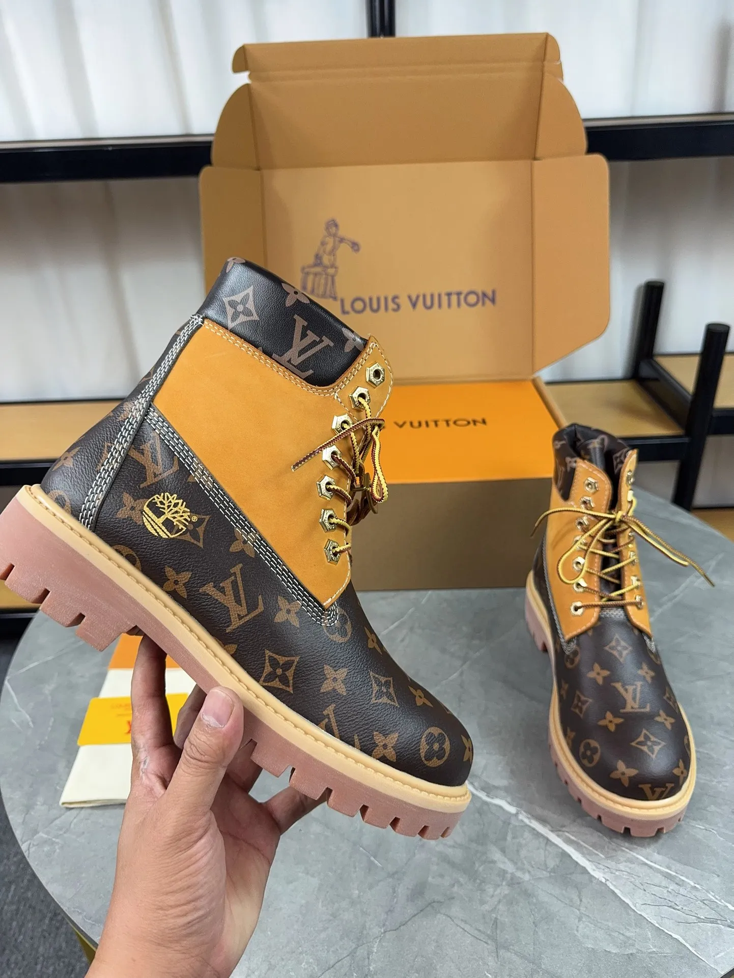 Couple model 💰700 ❤️Top version: Couple model LV x Timberland Timberland joint model Presbyopia Embossed Rhubarb boots Ankle boots Short boots LV x Timberland ankle boots are made of Monogram embossed waterproof nubuck cow leather, relying on the brand's exquisite craftsmanship to carefully reshape the classic Timberland 6-inch boot shape in Italy, and make an eye-catching appearance in 2024 created by Pharrell Williams with American workwear style Autumn and winter menswear show. Monogram embossed tongue, original Timberland laces and outsole are exquisite details, and the leather label expresses the cooperation logo. Exquisite packaging at the delivery counter🛍📦 ▪️Material: Original customized imported first-layer cowhide ▪️Inner lining: Original customized leather lining/mesh lining ▪️Outsole: Original molded anti-slip rubber material ▪️Sole thickness: 3.5CM ▪️Size: Women's 35-40 Men's 39-46